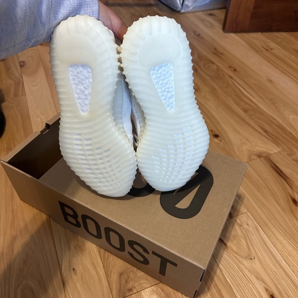 Yeezy boost 350 V2 Bone - Unisex sizing - Men 6.5 / Women 7.5 - Picture 5 of 8